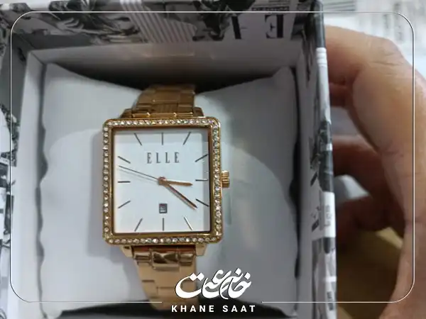 لوگوی ساعت ال به صورت دقیق در صفحه آن طراحی شده است.