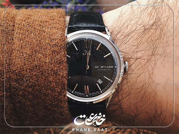اگر به‌دنبال ساعتی هستید که روی مچ دست شما مورد توجه قرار گیرد، این ساعت با جزئیات طلایی و برجسته خود، زیبایی تحسین‌برانگیزی به شما می‌بخشد.