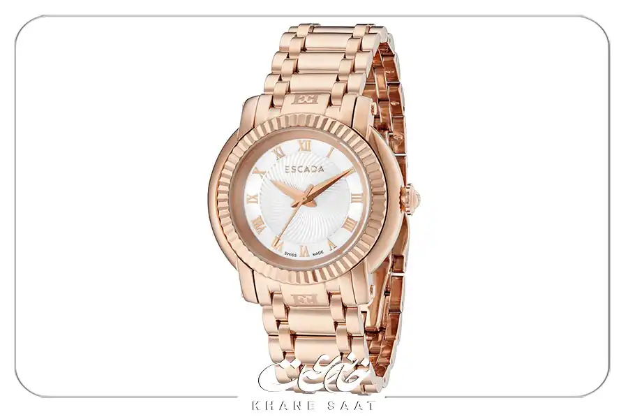 ساعت کاترین با ترکیب قاب طلایی و صفحه سفید، یکی از جذاب‌ترین مدل‌های ساعت زنانه اسکادا محسوب می‌شود.