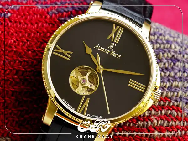 ساعت آلبرت ترایس با شعار «زمان را ذخیره کن»، به‌عنوان نمادی از دقت در طراحی و ساخت شناخته می‌شود.