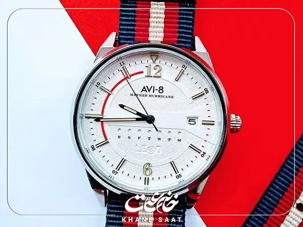 یکی از جذابیت‌‌های برند AVI-8 این است که کاربران ‌‌می‌توانند جنس بند ساعت را خودشان انتخاب کنند.